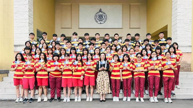 台中市华盛顿中学111学年度大学升学榜单，成绩亮眼，目前6人次录取医学系及牙医系、16人次录取臺、清、阳交、成、政，超过80人次录取国立及医学大学。（华盛顿中学提供／冯惠宜台中传真）