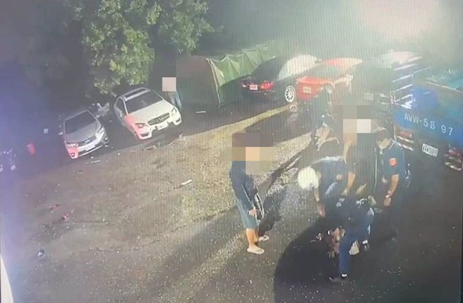 乌日警分局获报后立即出动优势警力到场，以喷辣椒水控制现场并压制逮捕滋事13名涉案人。（乌日警分局提供／冯惠宜台中传真）