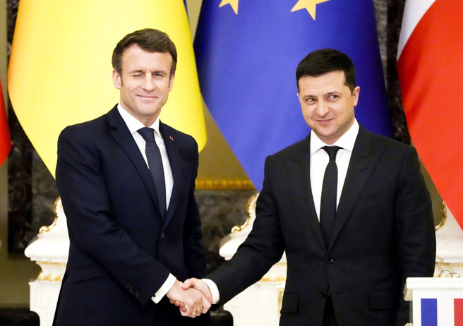 針對法國總統馬克宏（Emmanuel Macron）呼籲不要羞辱俄羅斯，烏克蘭總統澤倫斯基（Volodymyr Zelenskyy）7日狠酸馬克宏沒有領導人的樣子。圖為今年2月馬克宏訪問基輔的畫面。（資料照／美聯社）