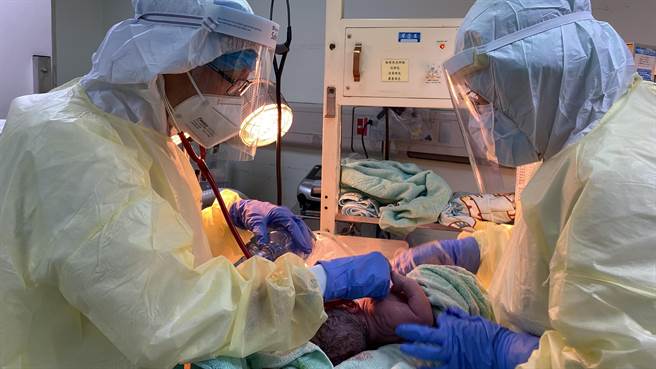 等不及了！屏基急诊变产房，确诊产妇顺利诞下女婴。(屏基提供)