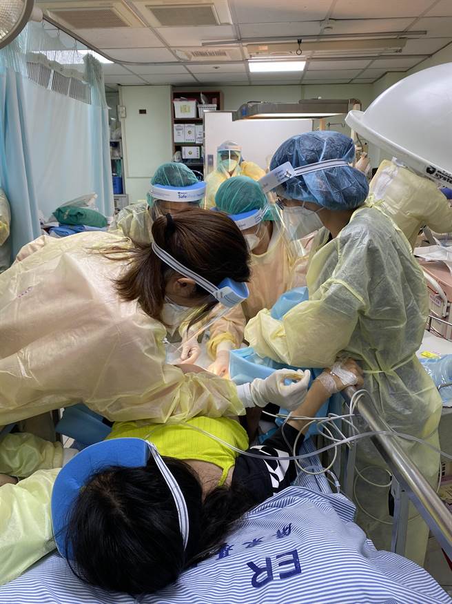 等不及了！屏基急诊变产房，确诊产妇顺利诞下女婴。(屏基提供)