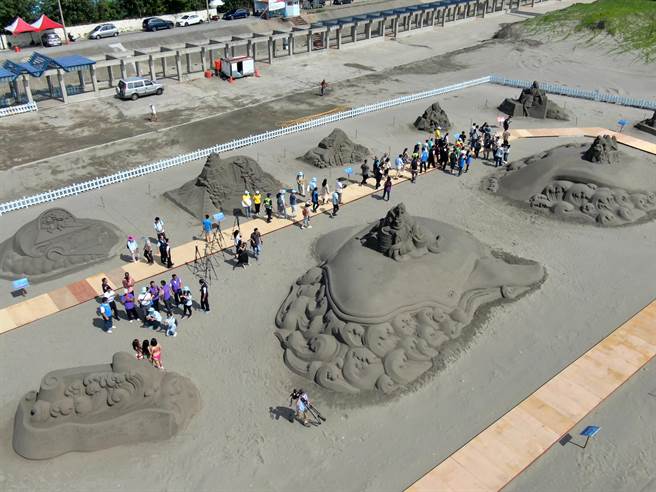 今年活动以「异国风情」为主题，将世界知名地标、建筑奇观、特色文化、歷史典故等，搬到大安滨海乐园。（台中市政府提供）