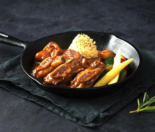 （搶宅食經濟，王品集團旗下三大品牌推出41款夏季外帶新菜，圖為王品牛排「法式紅酒燉牛肉」。圖／王品集團提供）