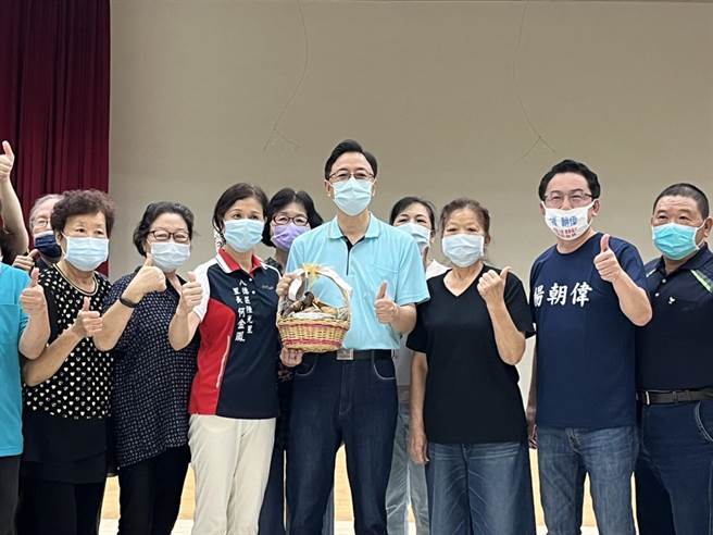 張善政勤走基層，鄉親送上10顆養生粽象徵「包中」、「十全十美」。（陳夢茹攝）