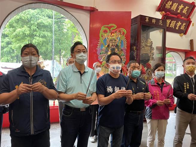 國民黨桃園市長參選人張善政8日至八德龍山寺參拜。（陳夢茹攝）