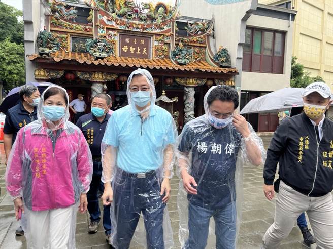 國民黨桃園市長參選人張善政8日至八德龍山寺參拜，隨後步行到陸光四村活動中心與地方人士座談。（陳夢茹攝）