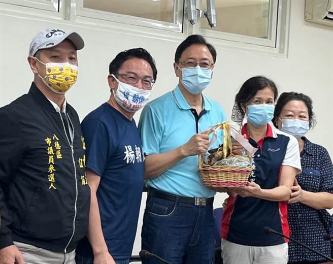 張善政勤走基層，鄉親送上10顆養生粽象徵「包中」、「十全十美」。（陳夢茹攝）