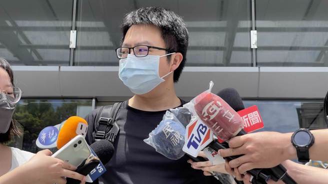 民進黨轟「荒唐演出」要侯友宜向恩恩爸爸道歉。圖為新北市確診病歿2歲童「恩恩」的父親。（資料照）