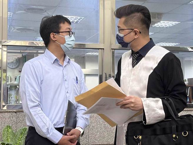 新北市消防局救護指揮中心主任李宇松上午由律師陪同，到新北地檢按鈴控告張姓網友。（王揚傑攝）
