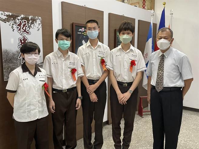 精诚中学今年共20人录取台大科系，唐浩恩繁星录取台大医学系，谢函蓁、董家恺及郑立永申请入学中成为台大电机系准大学生。（精诚中学提供／吴敏菁彰化传真）