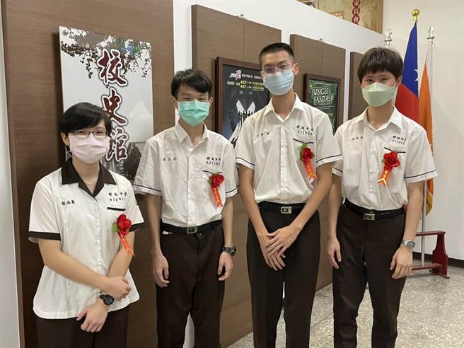 精诚中学今年共20人录取台大科系，唐浩恩繁星录取台大医学系，谢函蓁、董家恺及郑立永申请入学中成为台大电机系准大学生。（精诚中学提供／吴敏菁彰化传真）