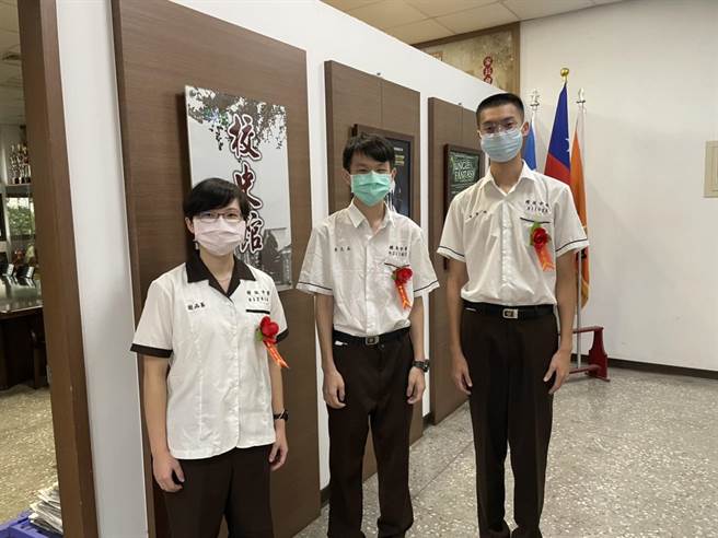 精诚中学谢函蓁、董家恺及郑立永申请入学中成为台大电机系准大学生。（精诚中学提供／吴敏菁彰化传真）