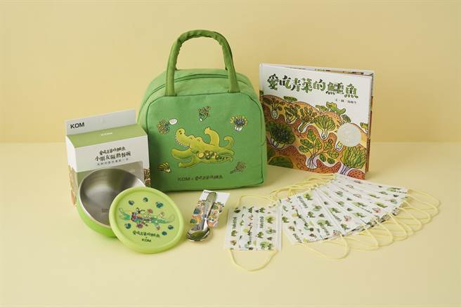 信谊赠送礼袋给弱势家庭孩童，内有原创图画书及授权制作的口罩、日本KOM联名餐碗等生活及阅读用品(信谊基金会提供)