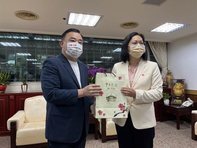 民眾黨桃園市長參選人賴香伶（右）8日展開請益之旅，首站拜會議長邱奕勝（左）。（陳夢茹攝）