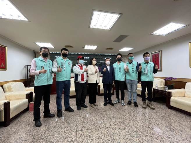 民眾黨桃園市長參選人賴香伶8日率領團隊展開請益之旅，首站到桃園市議會拜訪議長邱奕勝。（陳夢茹攝）
