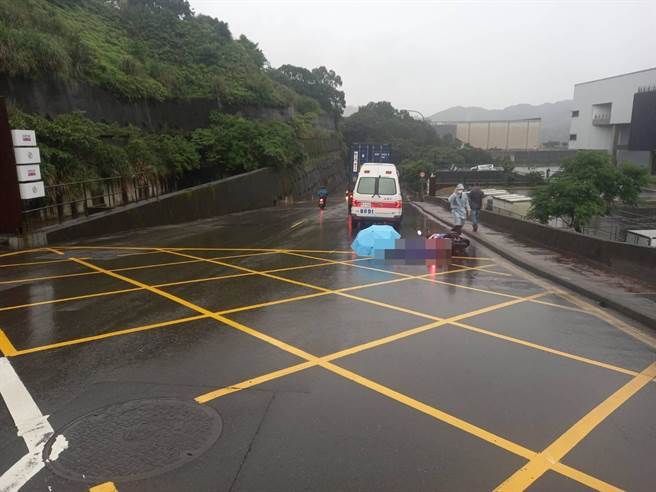 林姓女员工于厂内道路骑乘机车，疑似自摔，遭同向左侧曳引车辗毙。（翻摄照片／陈彩玲新北传真）