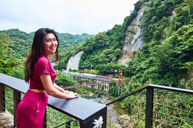 石碇淡兰吊桥－直播主空姐barbie-陈熙爰。　图：新北市政府观光旅游局／提供