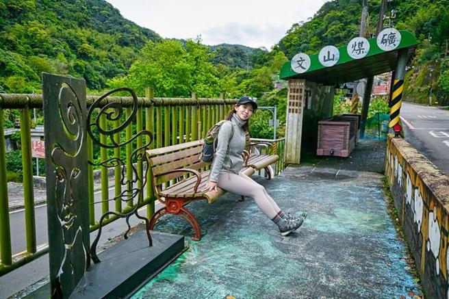 文山煤矿站-萤火虫矿工地景艺术+矿工台车巴士站点。　图：新北市政府观光旅游局／提供
