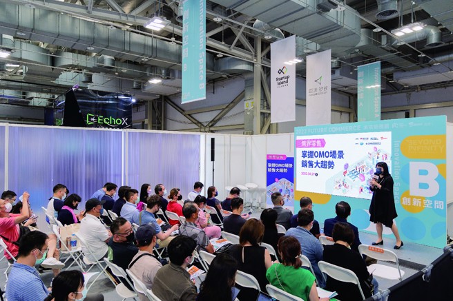 人们可藉由参与各式演讲、工作坊等，拓展视野、吸收新知。（图／经理人月刊）