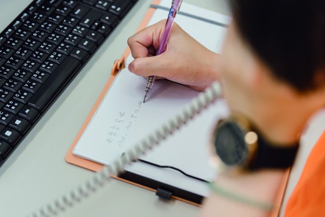 个案管理员以面访搭配电访，时时掌握及追踪个案状况，适时安排协助，减轻照护家庭的负担。（摄影／林冠良）