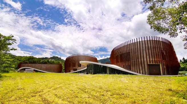 臺北气象站外观则以345片不规则节能板打造天气图等压线的独特造型。（新北市工务局提供）