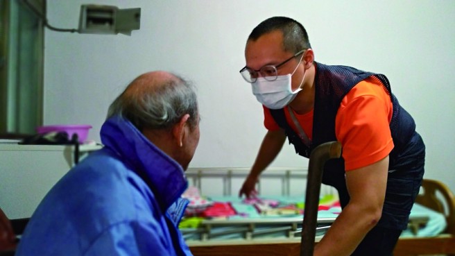 个案管理员会到个案家中访视并进行评估，了解个案需要的协助与服务。（图／弘道老人福利基金会）