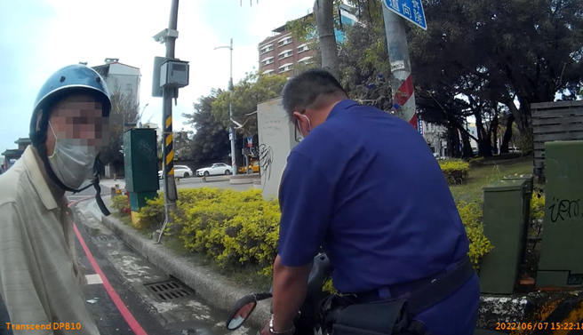 一名7旬老翁機車沒油停路邊，搭車回家後一覺醒來斷片，誤機車遭竊，鼓山分局員警熱心尋回。(蘇育宣翻攝)
