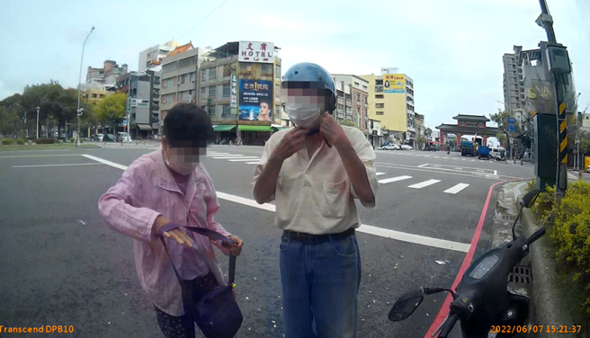 一名7旬老翁機車沒油停路邊，搭車回家後一覺醒來斷片，誤機車遭竊，鼓山分局員警熱心尋回。(蘇育宣翻攝)