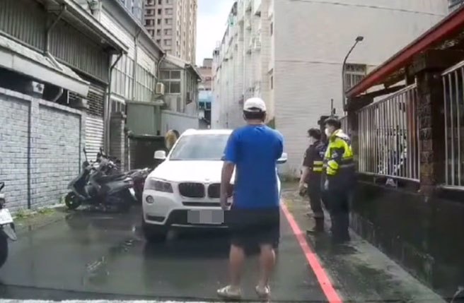 2车互不相让。(警方提供)