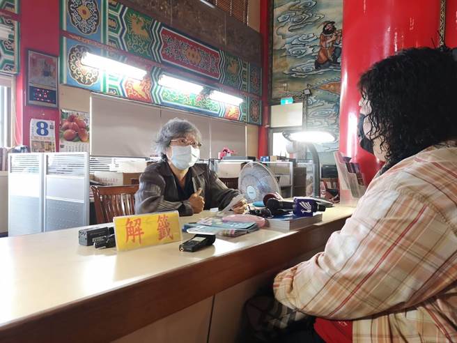 阿月阿嬷询问解籤诗人员。(林雅惠摄)