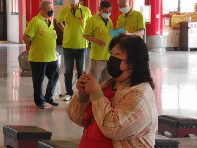 阿月阿嬷拜拜。(林雅惠摄)