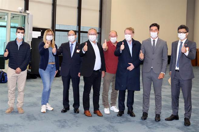 法国参议院外交暨国防委员会副主席、友台小组副主席葛里欧（Joel Guerriau）（左四）率团来台访问，访团成员财政委员会副主席艾伯雷议员（右二）、高夏帆议员（左一）、瓦特博磊议员（右三）及海路铎议员（右一）共5位跨党派朝野议员，外交部政务次长曾厚仁（左三）代表接机，双方于国宾门以碰触手肘代替握手，葛里欧表示，疫情期间旅行非常不易，希望能够更了解台湾，增进台法关系。（陈麒全摄）