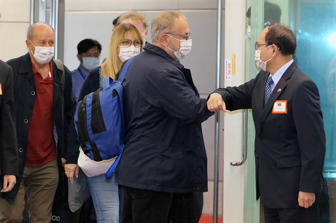 法国参议院外交暨国防委员会副主席、友台小组副主席葛里欧（Joel Guerriau）率团来台访问，外交部政务次长曾厚仁代表接机，双方于国宾门以碰触手肘代替握手，葛里欧表示，疫情期间旅行非常不易，希望能够更了解台湾，增进台法关系。（陈麒全摄）