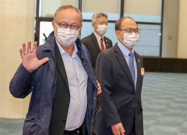 法国参议院外交暨国防委员会副主席、友台小组副主席葛里欧（Joel Guerriau）率团来台访问，外交部政务次长曾厚仁代表接机，葛里欧表示，疫情期间旅行非常不易，希望能够更了解台湾，增进台法关系。（陈麒全摄）