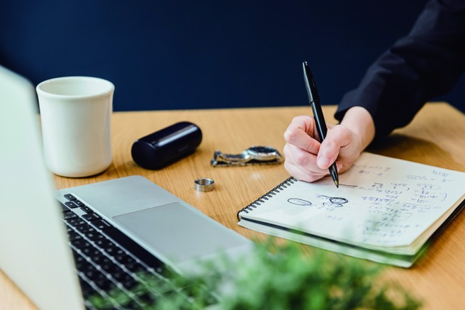 打定主意轉職後，不妨利用多方管道，培養新領域所需的知識或技能，為未來正式轉換跑道做準備。（攝影／林冠良）