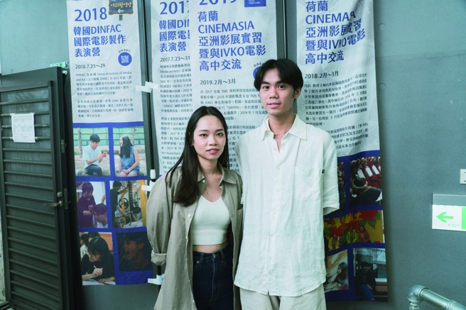 左：小野，台北市影視音實驗教育機構校長，亦為作家、編劇，曾任中華電視公司總經理，為台灣新浪潮電影運動推手之一。
右：鄭語涵與章介同，第一屆台北市影視音實驗教育機構學生。鄭語涵現為日本映畫大學一年級生，章介同為《Channel News Asia⸺Faces of Asia 》電視節目製片、「2022 與市隔絕」音樂祭統籌。 （攝影／陳志誠）