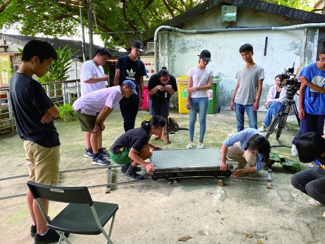 TMS 透過讓學生實際操作的方式，了解拍片的各個環節。（攝影／陳志誠）