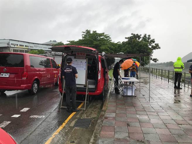 台中市消防局於石岡水壩進行搜救，於8日上午10時許，於石岡水壩第一蓄水區尋獲彭女的遺體。（民眾提供）