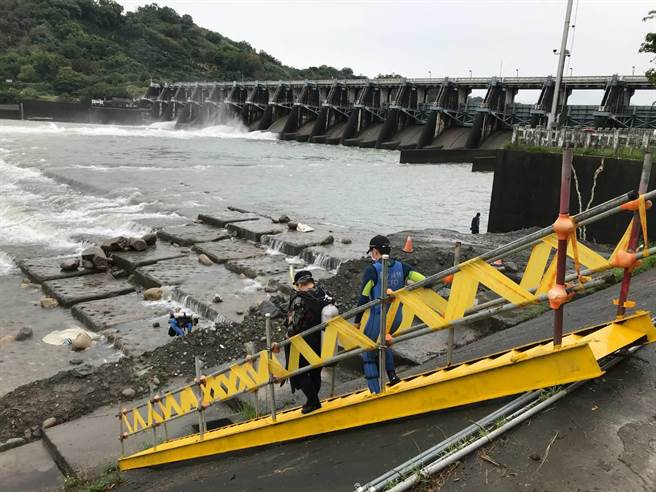 台中市消防局於石岡水壩進行搜救，於8日上午10時許，於石岡水壩第一蓄水區尋獲彭女的遺體。（民眾提供）
