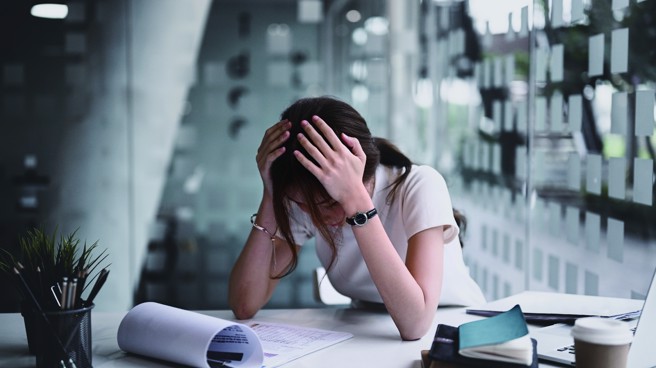 工作中難免有遭遇困境、陷入低潮的時候，此時多留意自身心理狀態，並適時尋求親友或專業協助，有助於維持職場的心理健康狀態。（圖／ PrathanChorruangsak） 