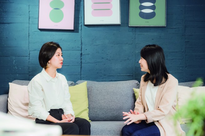 當人們察覺自己在職場生活中感受到負面情緒時，不妨透過與朋友或專業諮商師的對談，尋找情緒成因。（攝影／林冠良）