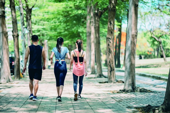 面對沉重的工作壓力，不妨藉由運動幫助自己保持工作與生活間的平衡。（圖／ shih-wei） 