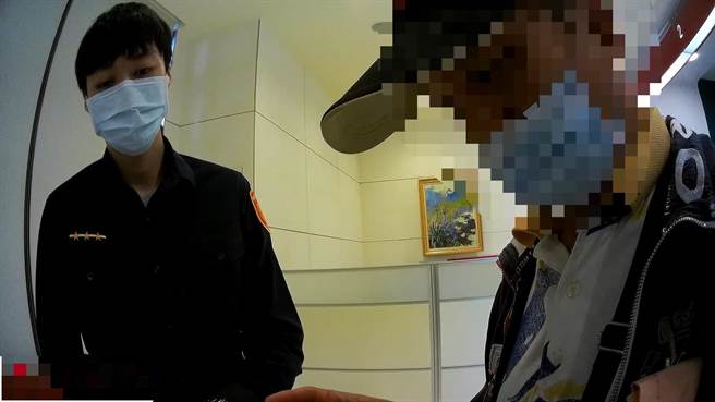 海山分局员警劝阻民眾匯款给诈骗集团。（警方提供）