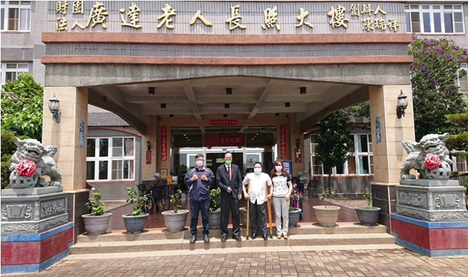 南华大学与广达社会福利慈善事业基金会携手产学合作，左2为林辰璋副校长，右2为广达社会福利慈善事业基金会陈瑞祥董事长。(照片/南华大学提供)