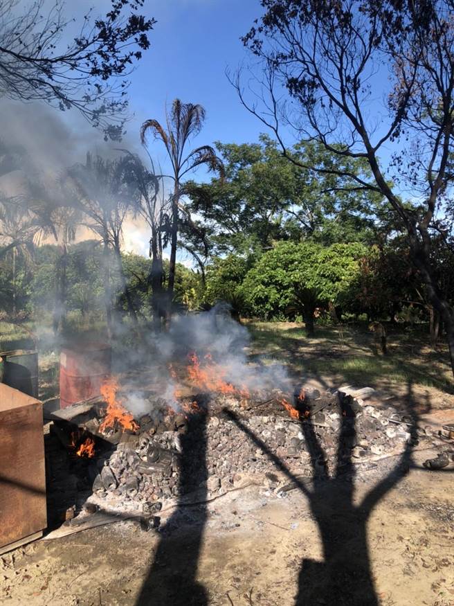 林男露天焚烧马达，环保局已将他移送法办。(台南市环保局提供／曹婷婷台南传真)