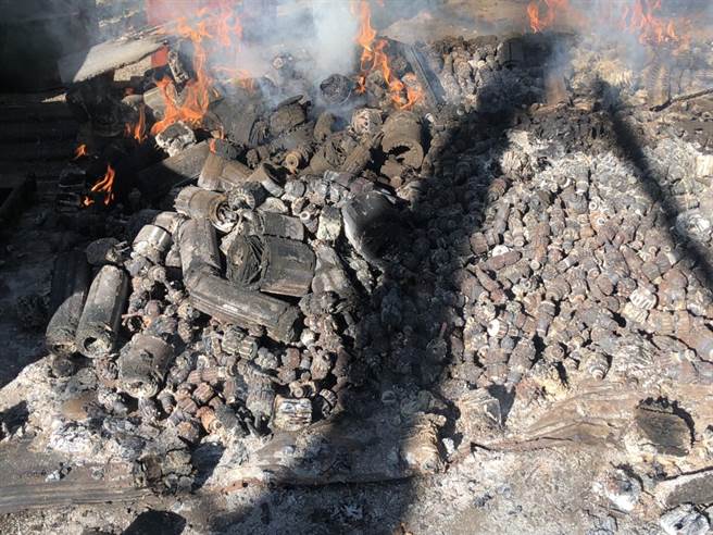 林男露天焚烧马达，环保局已将他移送法办。(台南市环保局提供／曹婷婷台南传真)