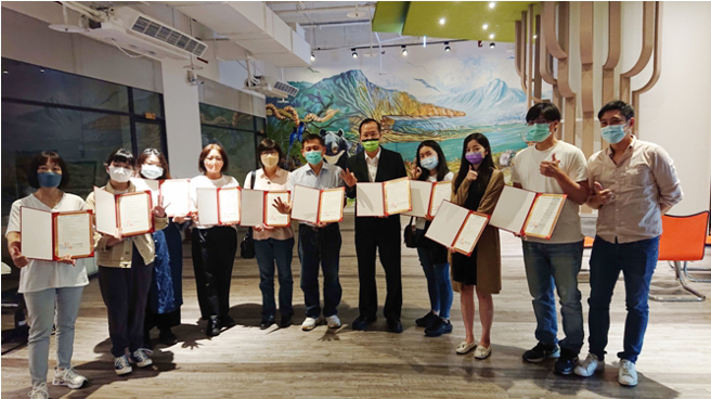 南华大学与福尔摩沙云创基地进驻公司签署产学合作，由林辰璋副校长代表签署并与10家企业合影留念。(照片/南华大学提供)