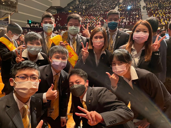 永慶房屋團隊合作的精神，讓無論是社會新鮮人或是轉職者都能創造好成績。圖/永慶房屋提供(疫情前拍攝)