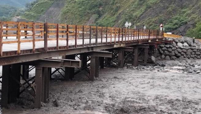  高雄山区连日降雨，玉穗溪水位上升，明霸克露钢便桥通洪断面剩5公尺高，7日晚上预警性封闭勤和到復兴路段，8日上午短暂开放通行，下午又再度封闭。（图/ 中央社）