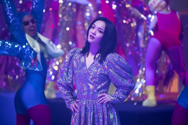 徐佳瑩在〈準明星〉MV中唱跳演出。（亞神音樂提供）